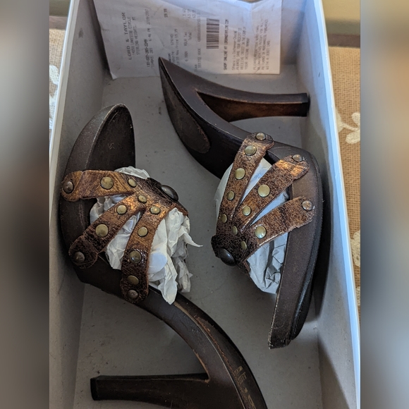 Vintage Bakers Italian leather slip on heels. Size 6. NWT, original box. - Picture 2 of 6